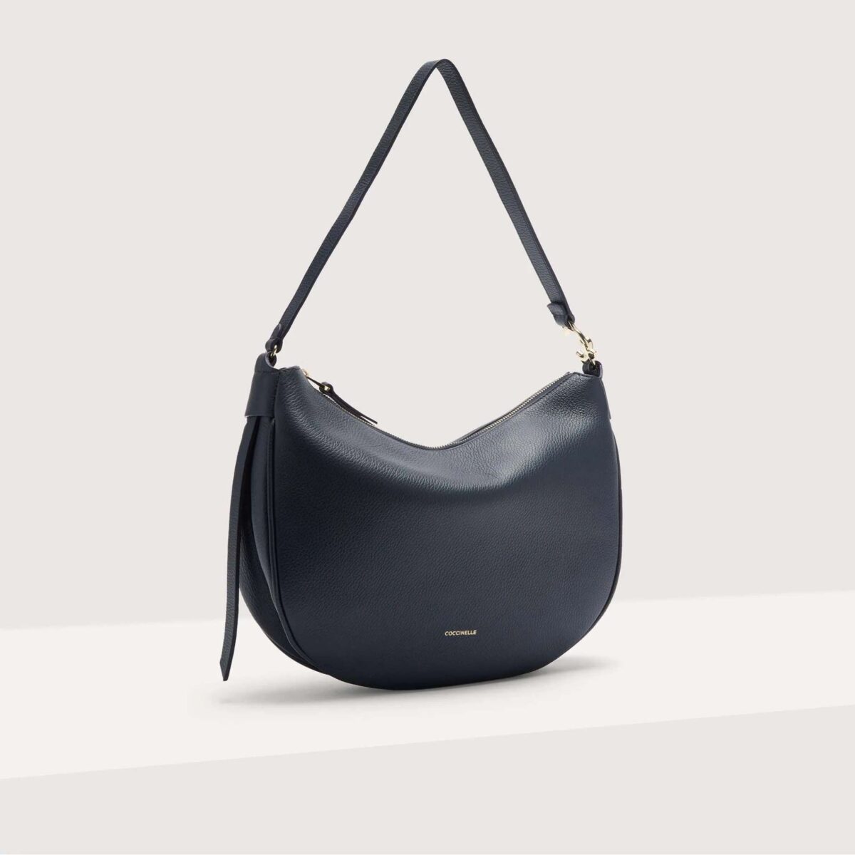 Borsa C Easy Coccinelle Midnight Blue Laterale 8059978703958 scaled 1