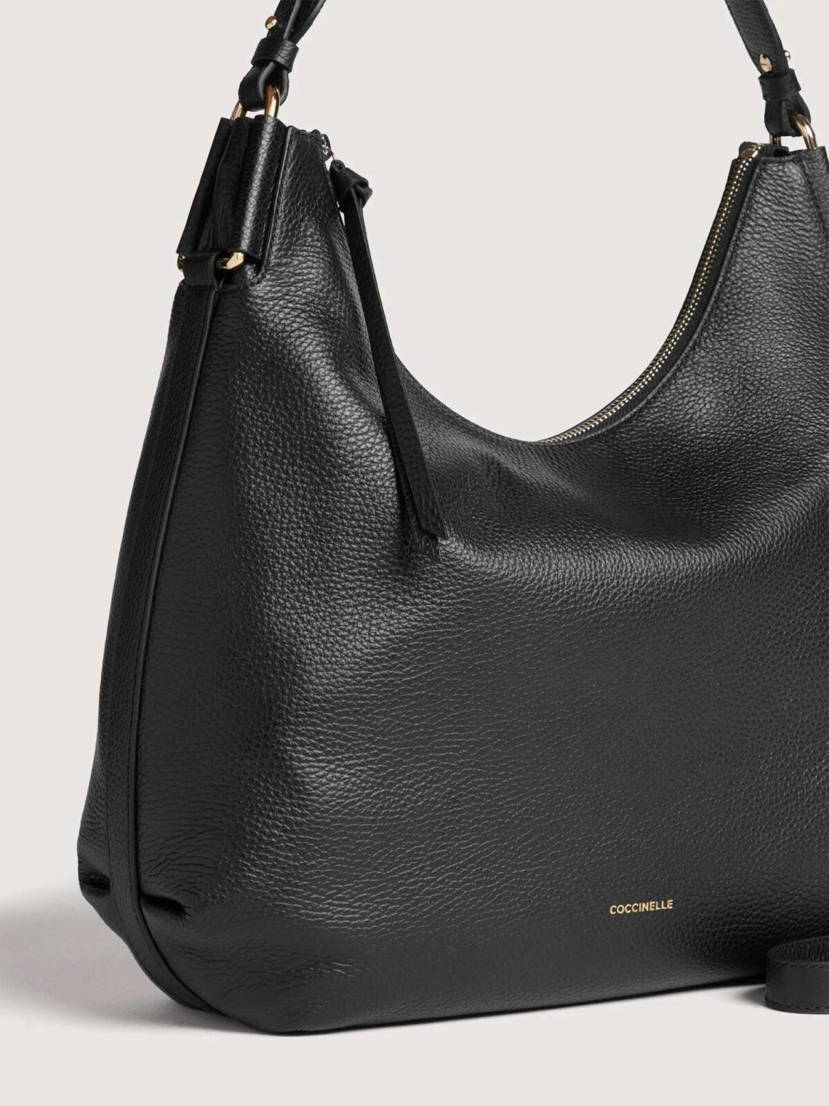 Borsa Rebekka Medium Coccinelle Nero Dettagli 8059978747433 scaled 1
