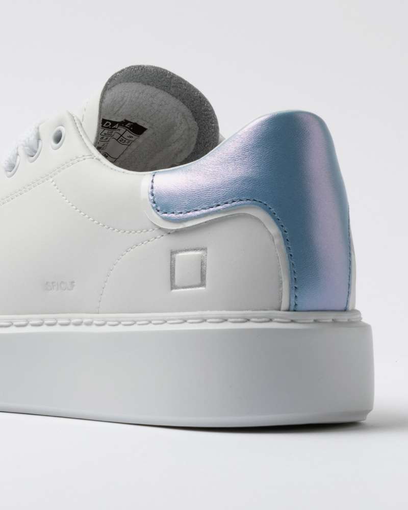 Sneakers Sfera D.A.T.E White Sky tallone posteriore in pelle cangiante colore celeste.421SFCAWK
