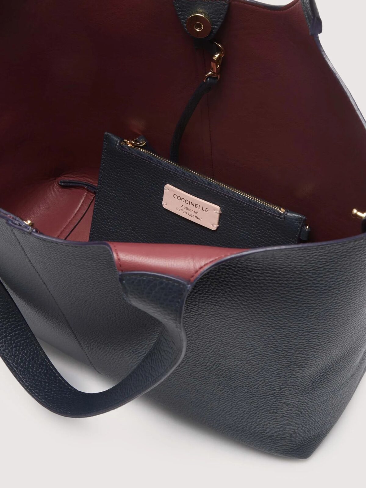 Borsa C-Easy Coccinelle 1 Borsa C Easy Coccinelle In Pelle Martellata Midnight Blue Interno 8059978703866 scaled 1