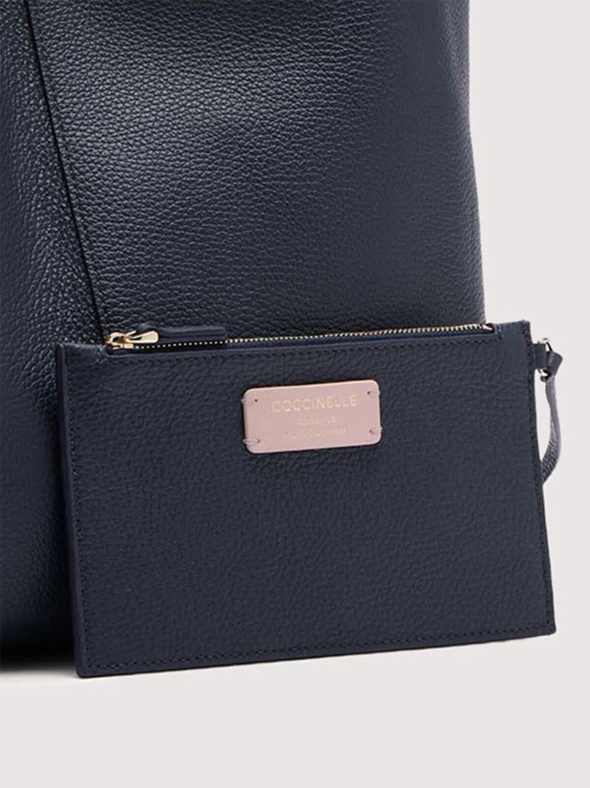Borsa C-Easy Coccinelle 2 Borsa C Easy Coccinelle In Pelle Martellata Midnight Blue Pochette 8059978703866 scaled 1