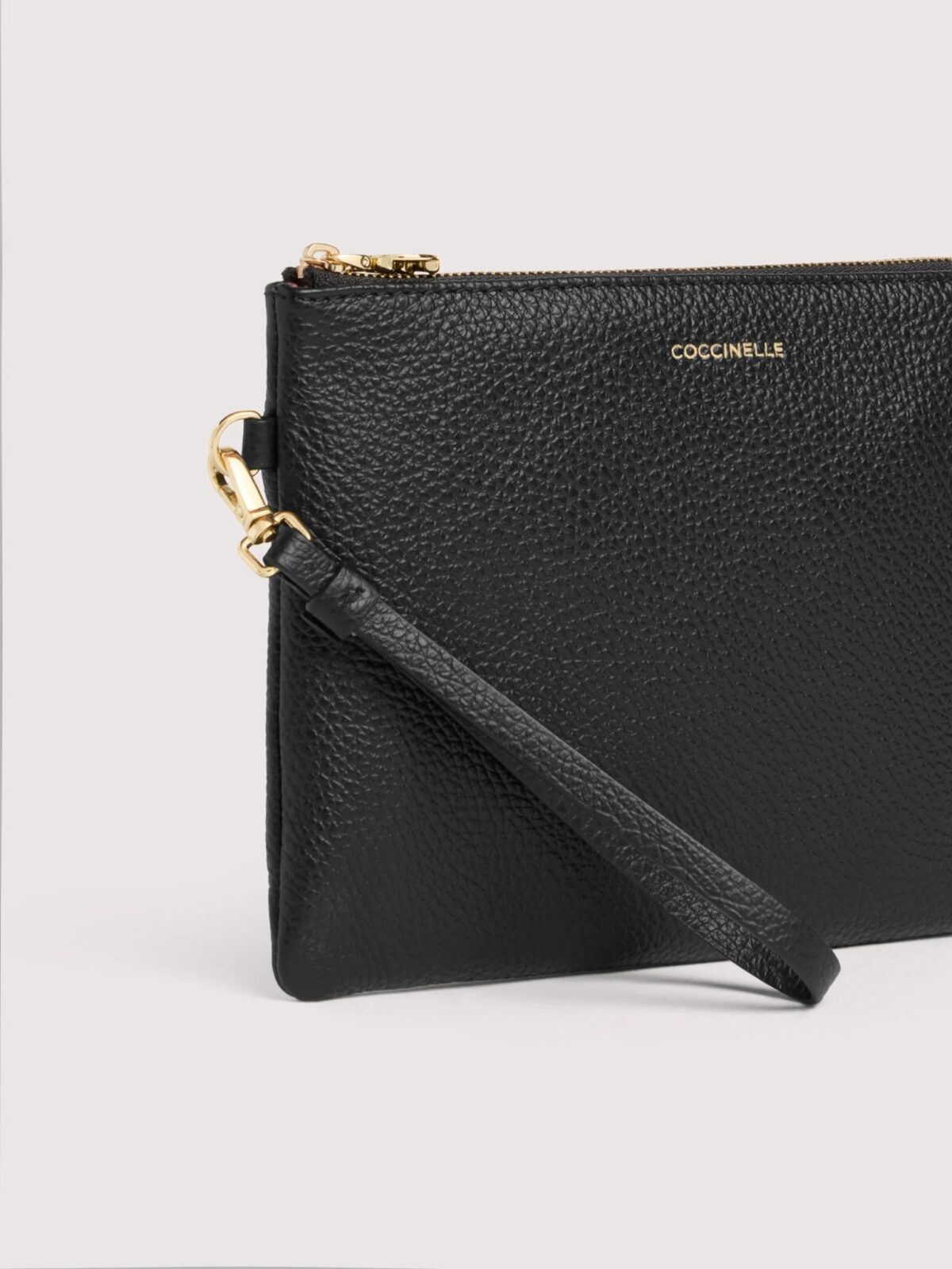 Borsa C Me Softy Coccinelle In Pelle Nero Dettagli 8059978812193 scaled 1
