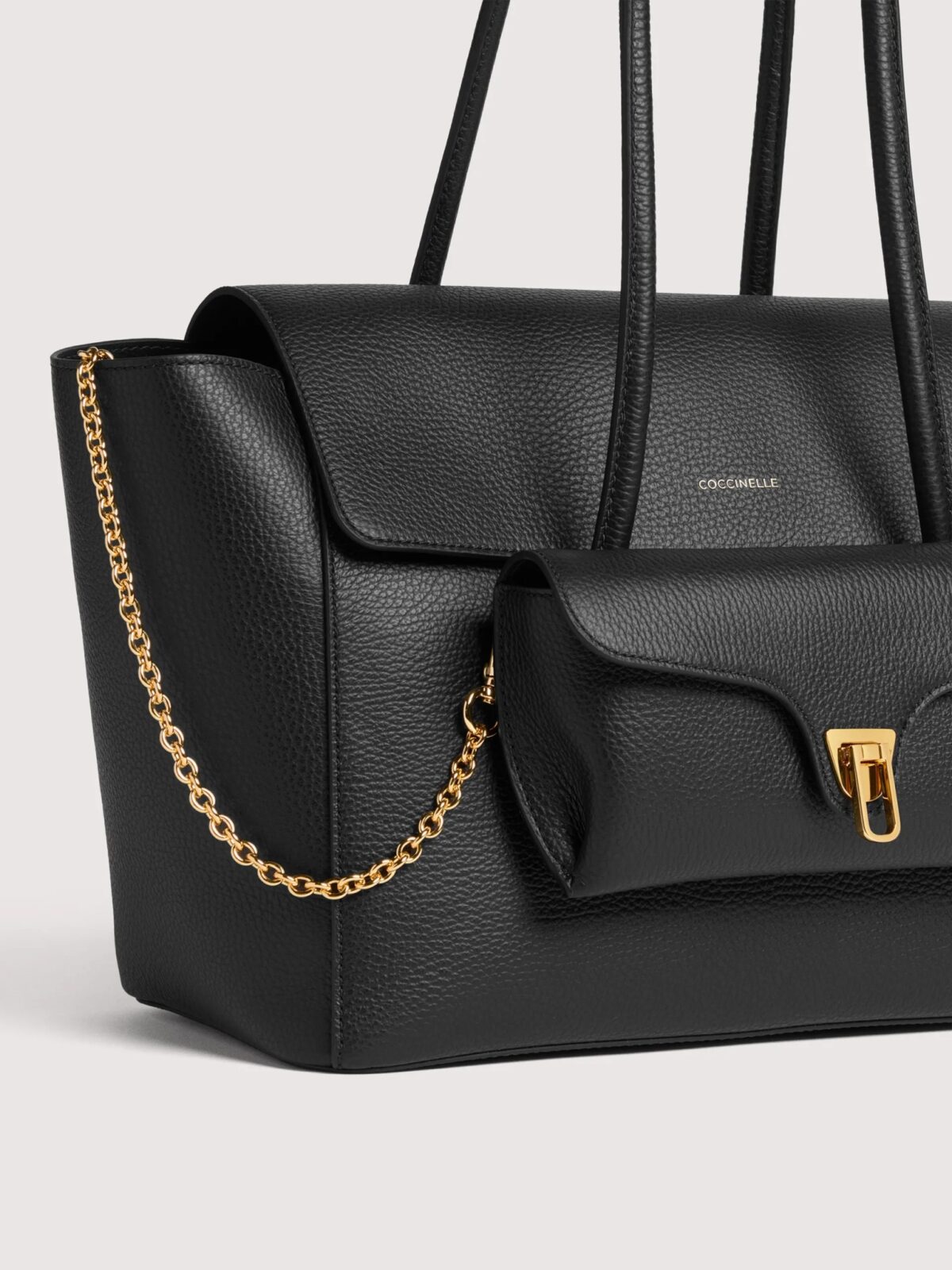 Borsa Double Beat Coccinelle In Pelle Martellata Nero Dettagli 8059978743916 scaled 1
