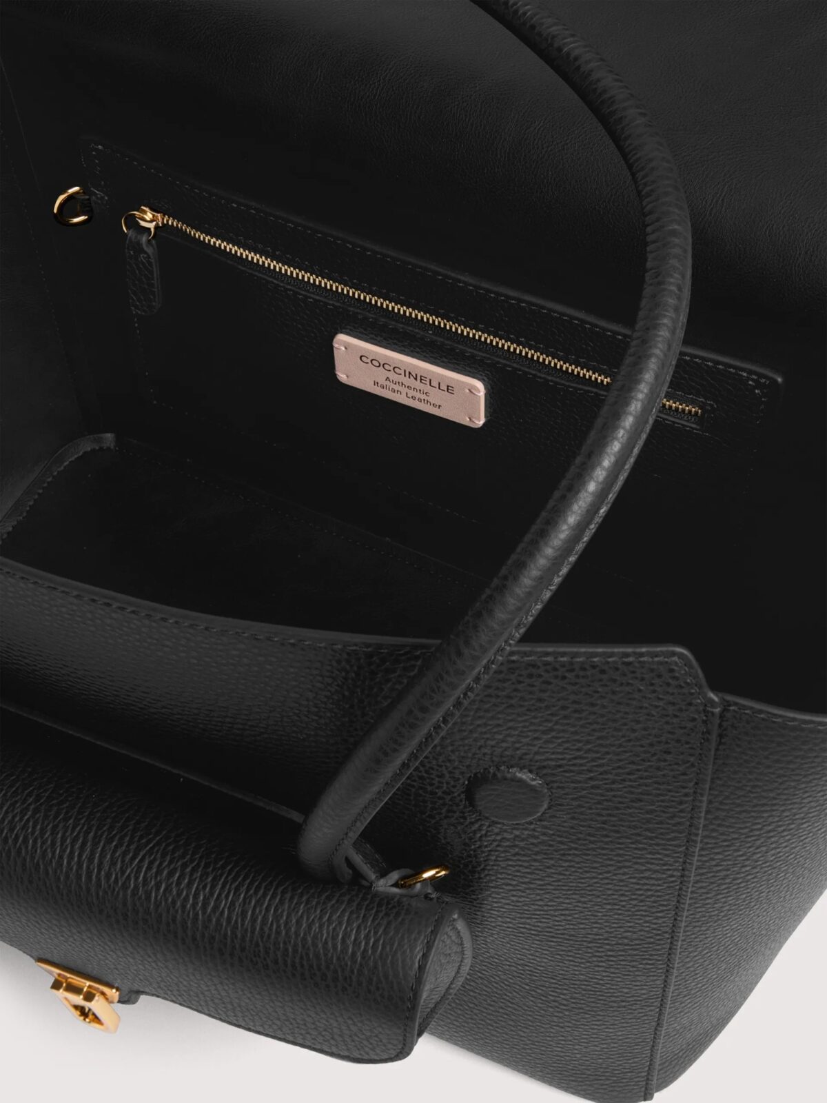 Borsa Double Beat Coccinelle In Pelle Martellata Nero Interno 8059978743916 scaled 1