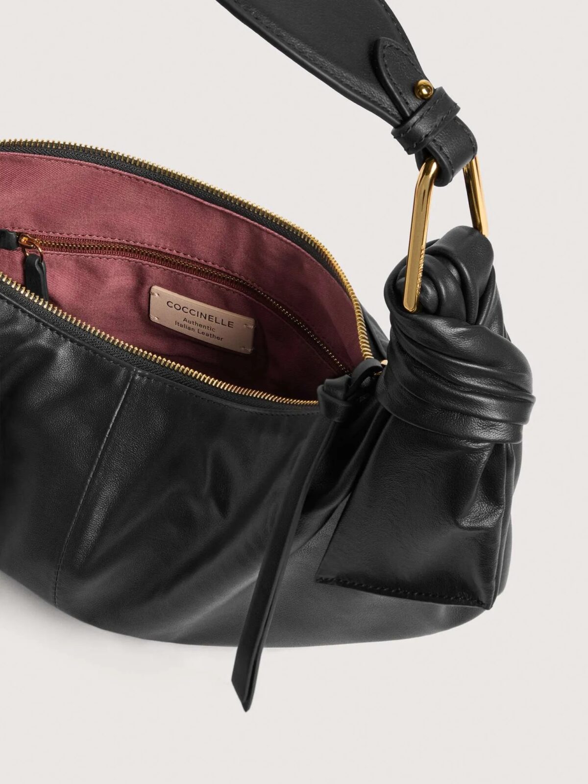 Borsa Furoshiki Coccinelle In Pelle Liscia Nero Interno 8059978802194 scaled 1