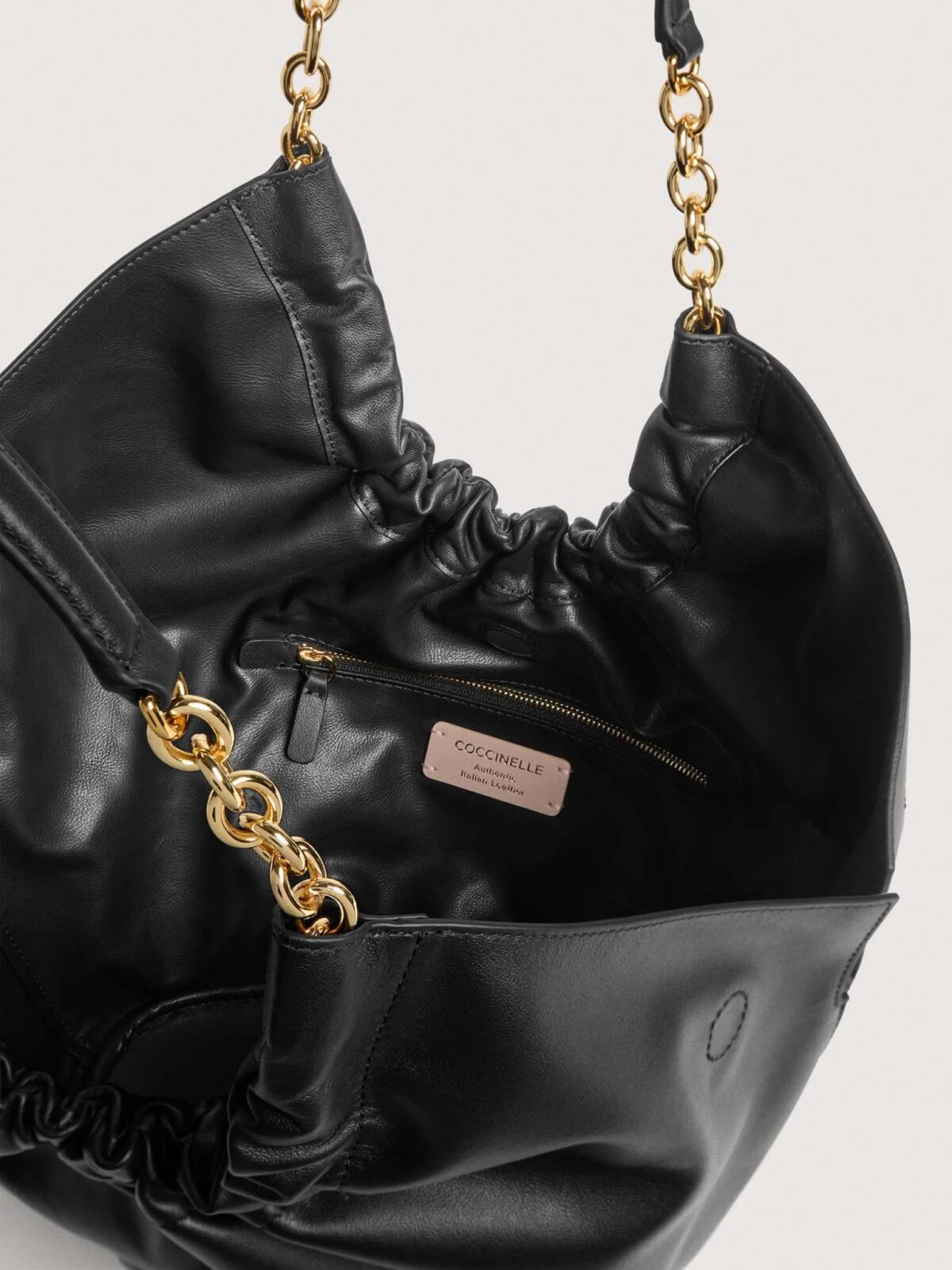 Borsa Smash Coccinelle In Pelle Liscia Nero Interno 8059978799630 scaled 1
